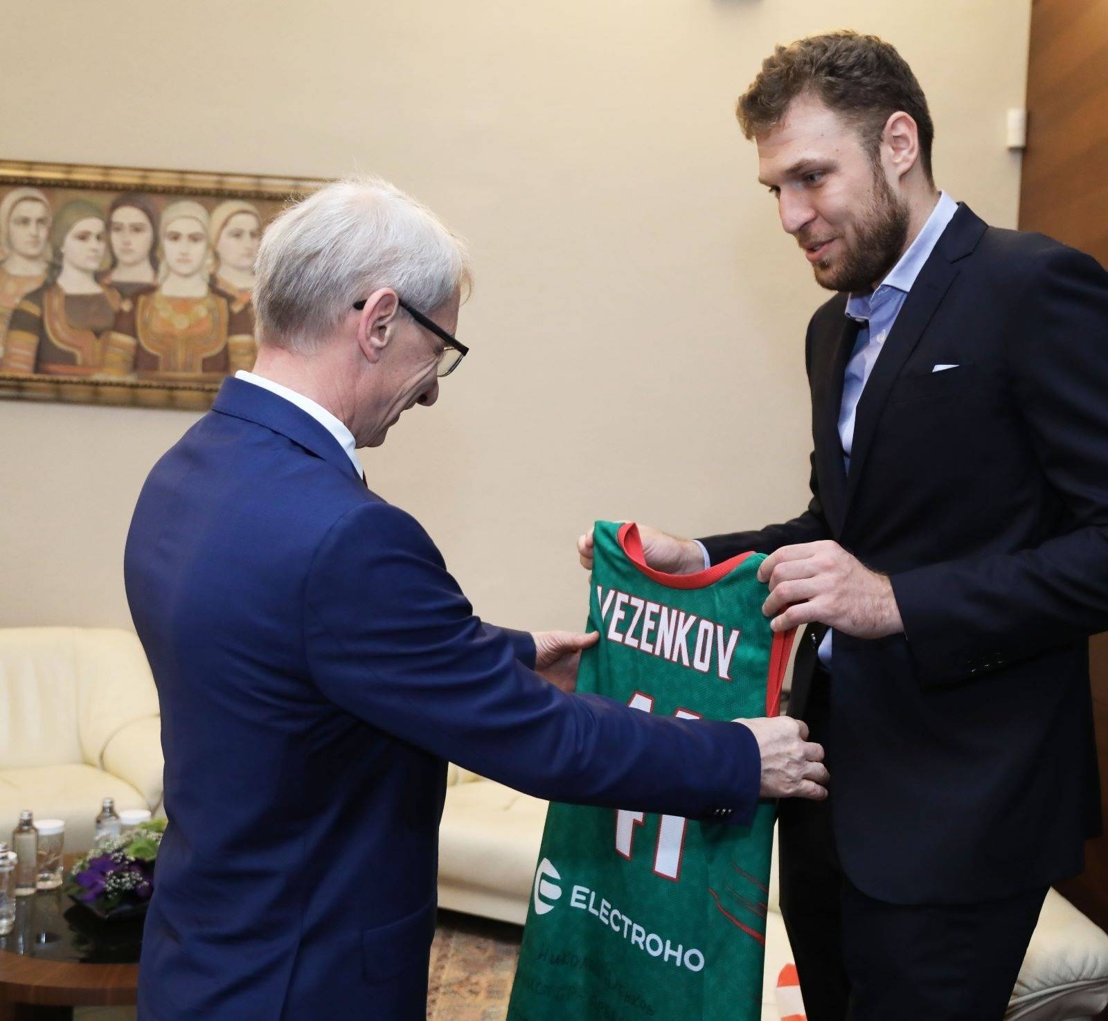 Министър-председателят Денков и българският баскетболист Александър Везенков